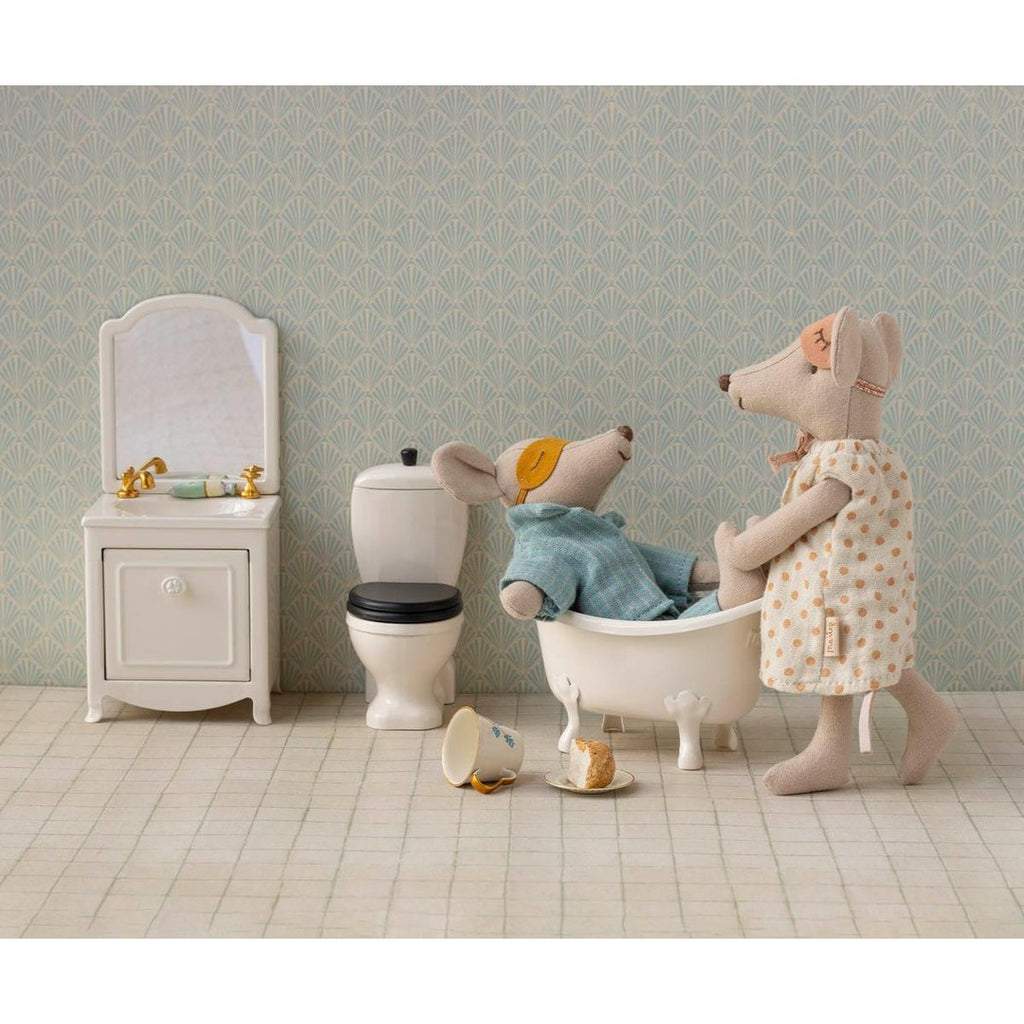 Maileg Mum mouse bathing Dad mouse in a clawfoot tub beside a vanity and toilet