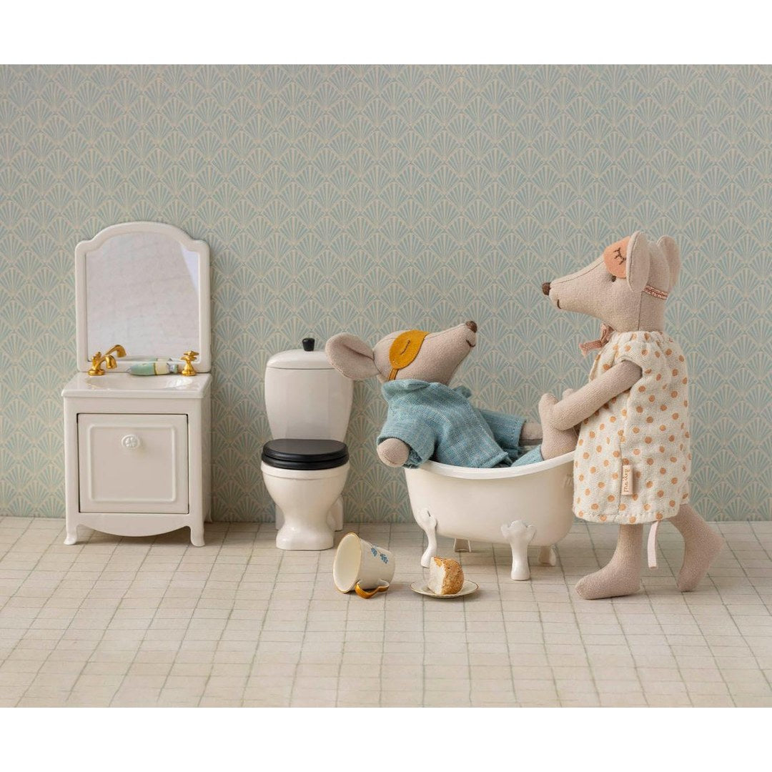 Maileg Mum mouse bathing Dad mouse in a clawfoot tub beside a vanity and toilet