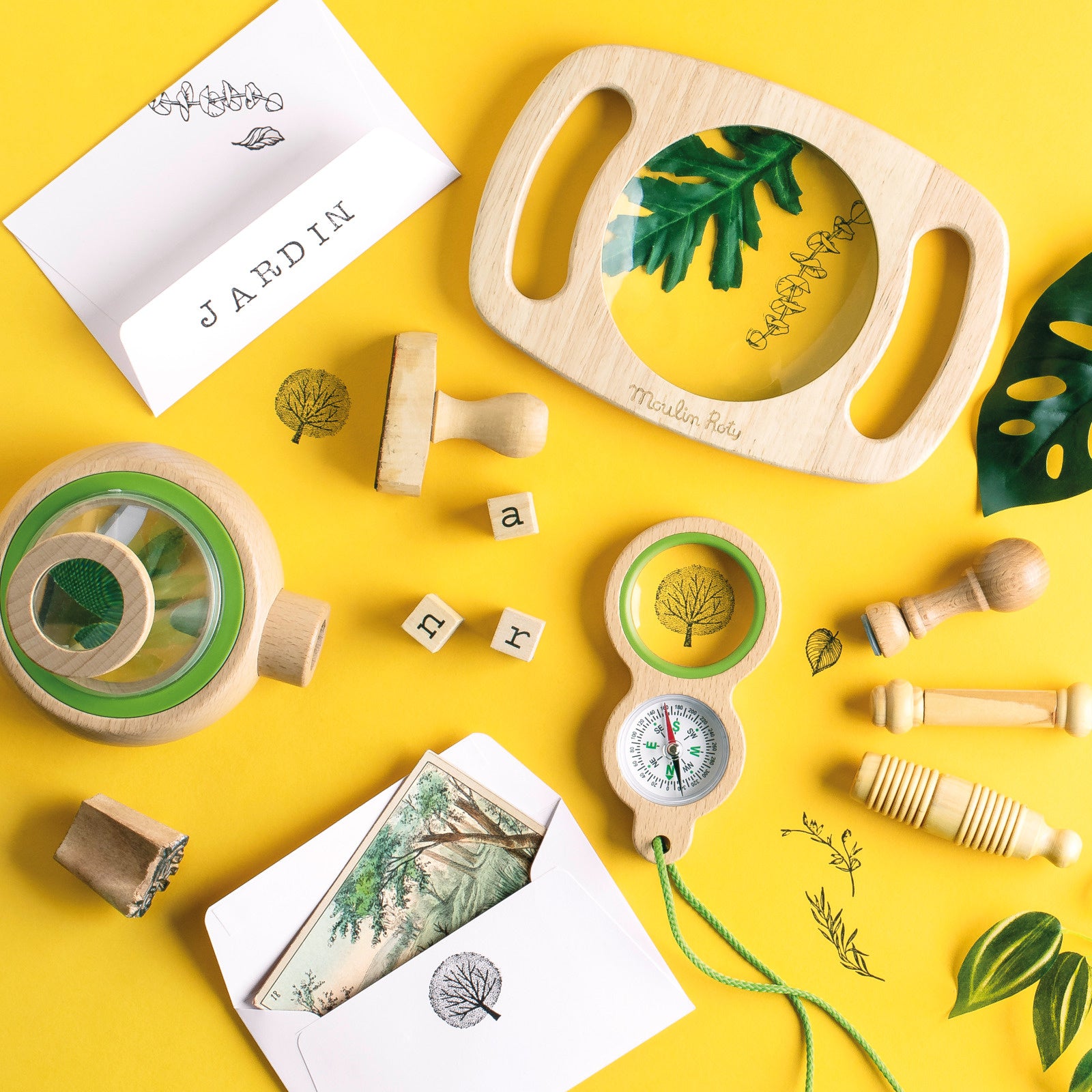 Collection of wooden toys and items on a yellow background with 'Jardin' text.