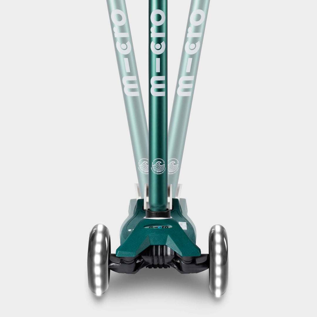 Front view of the green Maxi Micro LED Eco handlebar tilting left and right to show lean-to-steer
