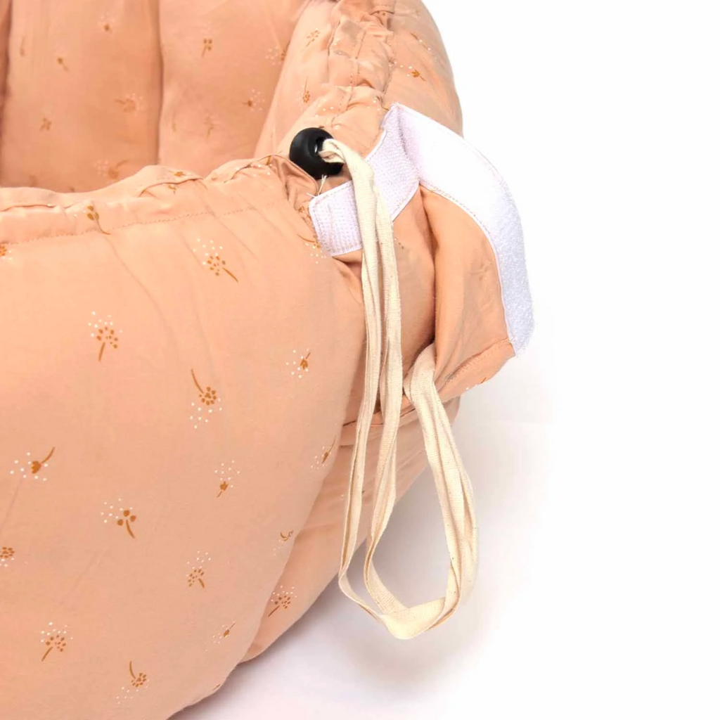 image depicting closure and drawstring on sides of play mat